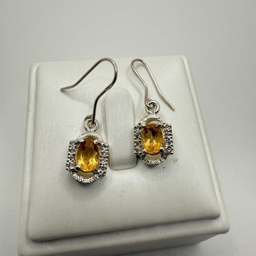 NWOT 5x7mm oval cut, faceted Citrine dangle‎ earrings in sterling silver!